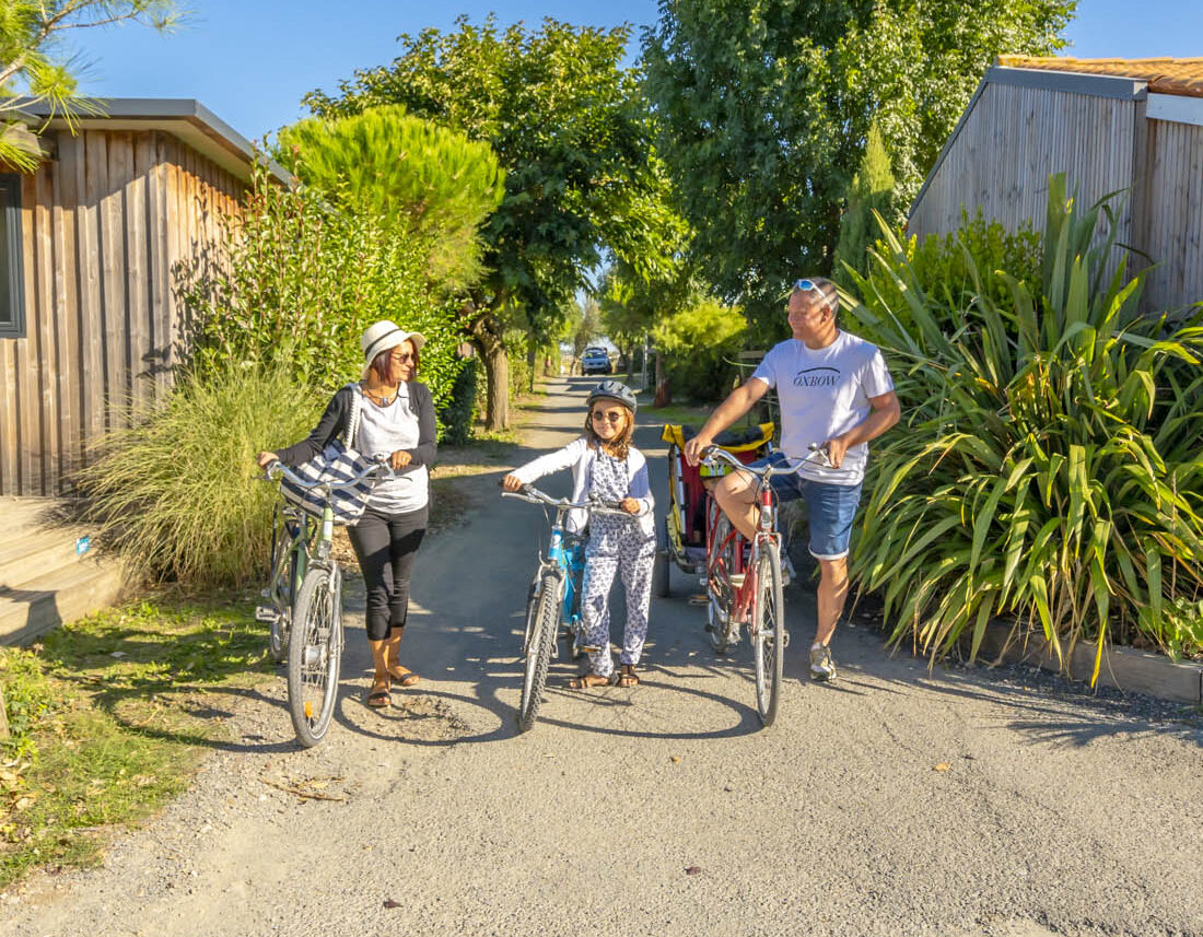 famille à vélo